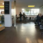 Blick in das Café-Bistro bauhaus Dessau mit Theke und Sitzmöglichkeiten