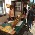 Verkaufsstand mit Honig aus Abbenrode im Museumshof