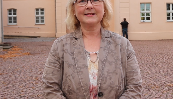 Katja Münchow vor Gut Mößlitz