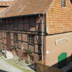 Außenansicht der Wassermühle Otto, saniertes Backsteinhaus mit Fassade in Fachwerkoptik